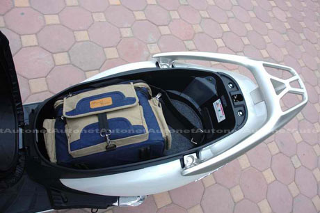 Cốp sau của SCR110 là rất rộng rãi. Nó có thể chứa vừa một cây vợt Tenis cũng như rất thoải mái và không phải bận tâm trong việc để đồ dùng cá nhân.