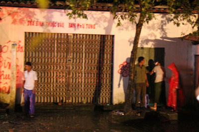 Hiện trường ngôi nhà nơi xảy ra vụ án nghiêm trọng. (ảnh Infonet.vn) Hiện trường ngôi nhà nơi xảy ra vụ án nghiêm trọng. (ảnh Infonet.vn)