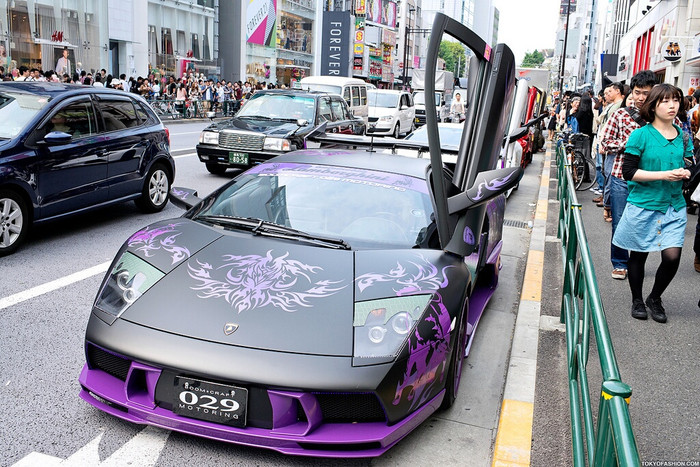 Chiếc xe còn lại được trang bị bộ kit Boomcraft tùy chỉnh hoàn toàn, chiếc xe nổi bật với những họa tiết trang trí tinh tế và bắt mắt, màu sắc kết hợp thật hài hòa, thu hút mọi ánh nhìn trên đường phố. Chiếc xe còn lại được trang bị bộ kit Boomcraft tùy chỉnh hoàn toàn, chiếc xe nổi bật với những họa tiết trang trí tinh tế và bắt mắt, màu sắc kết hợp thật hài hòa, thu hút mọi ánh nhìn trên đường phố.