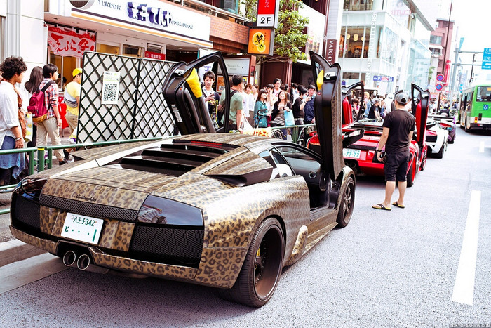 Không hiểu vì lý do gì mà cả 4 chiếc xe này cùng tụ tập trên đường Meiji Dori thuộc khu vực Harajuku, trung tâm thủ đô Tokyo, Nhật Bản. Không hiểu vì lý do gì mà cả 4 chiếc xe này cùng tụ tập trên đường Meiji Dori thuộc khu vực Harajuku, trung tâm thủ đô Tokyo, Nhật Bản.