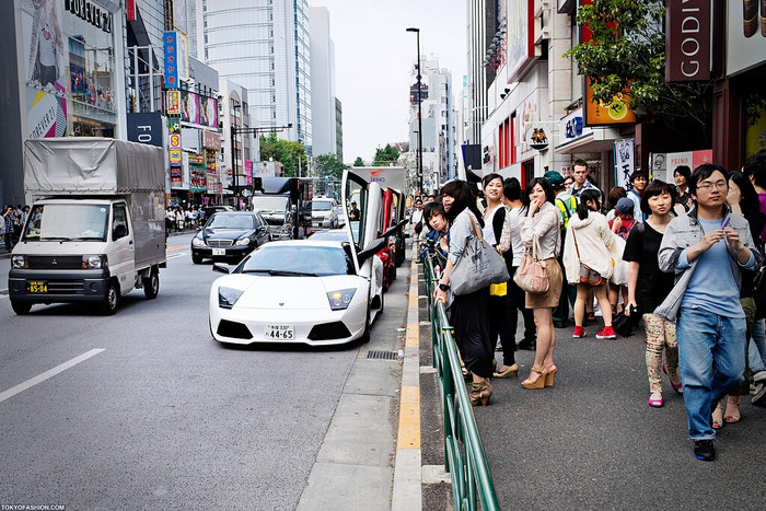 Chiếc Lamborghini màu trắng được cho là Lamborghini Murcielago LP640. Chiếc Lamborghini màu trắng được cho là Lamborghini Murcielago LP640.