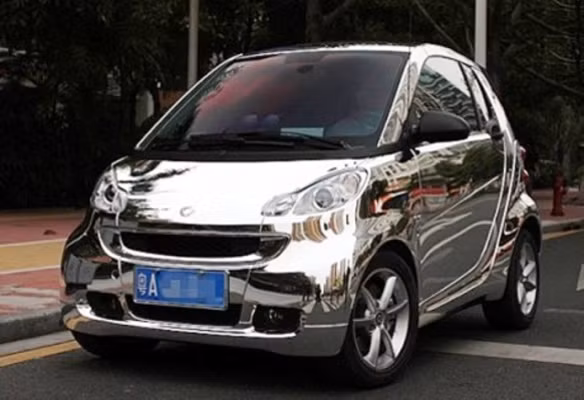 Smart Fortwo bản mui trần mạ bạc xuất hiện trên đường phố ở thành phố Quảng Châu (tỉnh Quảng Đông). Bộ vành độ kiểu xe đua.
