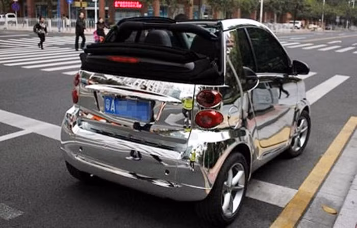 Hãng mẹ Mercedes bán Smart tại Trung Quốc từ năm 2010 và không mấy thành công bởi ở đất nước đông dân nhất thế giới, một chiếc xe mini chỉ có 2 chỗ không phải là thứ hấp dẫn. Ngoài ra, Smart khá đắt, với giá bán khởi điểm khoảng 18.000 USD và đắt nhất là 35.500 USD cho bản Smart Brabus công suất 75 kW.