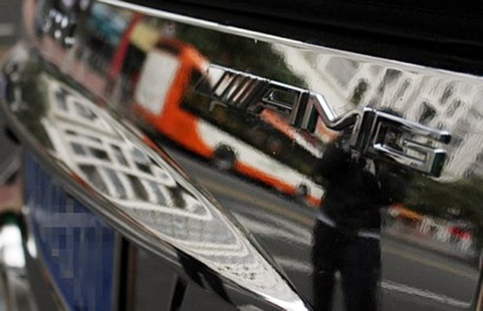 Chiếc xe mạ bạc mang động cơ độ AMG - hãng độ của Mercedes Chiếc xe mạ bạc mang động cơ độ AMG - hãng độ của Mercedes