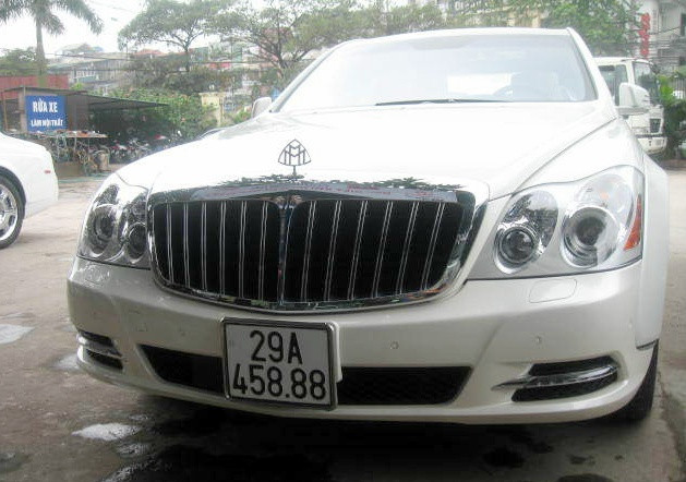 Maybach 62s cũng có giá trị tương đương với Rolls-Royce Phantom, nhưng chiếc này ra biển trắng thì lại là chiếc xe đắt nhất. Tại thời điểm hiện tại có thể lên đến 30 tỉ đồng và phải đóng quá nhiều phí. Maybach 62s cũng có giá trị tương đương với Rolls-Royce Phantom, nhưng chiếc này ra biển trắng thì lại là chiếc xe đắt nhất. Tại thời điểm hiện tại có thể lên đến 30 tỉ đồng và phải đóng quá nhiều phí.
