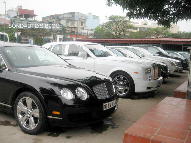 Bộ sưu tập xe gồm Rolls-Royce Phantom, Maybach 62s, BMW X5, Bentley... và ai cũng phải choáng ngợp trước “nhan sắc” của những siêu xe của vị đại gia đang sinh sống tại Hà Nội. Bộ sưu tập xe gồm Rolls-Royce Phantom, Maybach 62s, BMW X5, Bentley... và ai cũng phải choáng ngợp trước “nhan sắc” của những siêu xe của vị đại gia đang sinh sống tại Hà Nội.