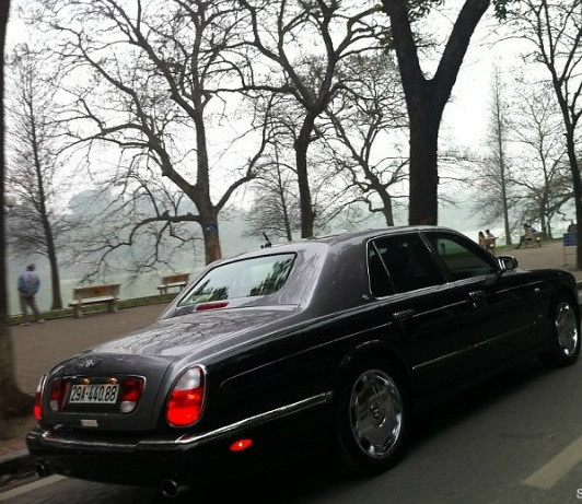 Bentley Continental Flying Spur, dòng xe siêu sang phổ biến nhất Việt Nam. Đẳng cấp của Flying Spur thấp hơn Rolls-Royce Phantom nhưng cao hơn các dòng xe sang cao cấp như Mercedes S-class, BMW serie 7 hay Audi A8. Giá của Flying Spur không cao như Phantom nhưng vẫn đủ sang trọng, giá xe mới biển trắng vào khoảng 8 đến 10 tỉ. Bentley Continental Flying Spur, dòng xe siêu sang phổ biến nhất Việt Nam. Đẳng cấp của Flying Spur thấp hơn Rolls-Royce Phantom nhưng cao hơn các dòng xe sang cao cấp như Mercedes S-class, BMW serie 7 hay Audi A8. Giá của Flying Spur không cao như Phantom nhưng vẫn đủ sang trọng, giá xe mới biển trắng vào khoảng 8 đến 10 tỉ.