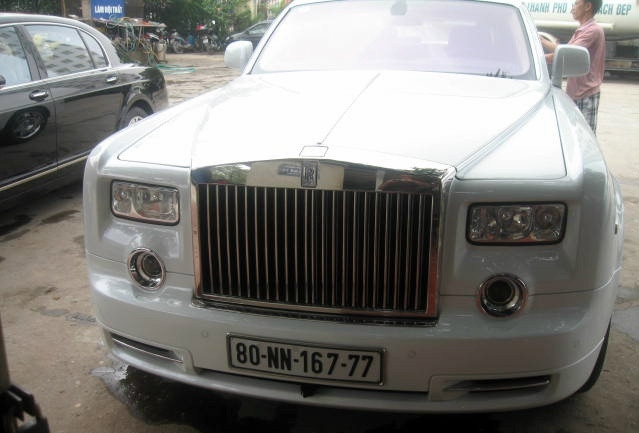 Giá trị nhất trong gara này là chiếc Rolls-Royce Phantom màu trắng có giá từ 15 tỉ đến 30 tỉ, nếu mua tại thời điểm này thì một chiếc Rolls-Royce Phantom mới sau khi đăng ký và nộp đủ các loại phí tại Hà Nội thì lên đến 30 tỉ. Và chi phí để có được 1 cái biển số đẹp như ý thì cũng phải mất phí lên đến nửa tỉ. Giá trị nhất trong gara này là chiếc Rolls-Royce Phantom màu trắng có giá từ 15 tỉ đến 30 tỉ, nếu mua tại thời điểm này thì một chiếc Rolls-Royce Phantom mới sau khi đăng ký và nộp đủ các loại phí tại Hà Nội thì lên đến 30 tỉ. Và chi phí để có được 1 cái biển số đẹp như ý thì cũng phải mất phí lên đến nửa tỉ.
