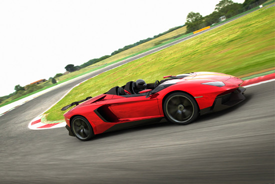 Cửa của Lamborghini Aventador J có cấu trúc mở kiểu cắt kéo. Cửa xe của bản đặc biệt mỏng hơn và được tích hợp cửa kính bên rất nhỏ. Cửa của Lamborghini Aventador J có cấu trúc mở kiểu cắt kéo. Cửa xe của bản đặc biệt mỏng hơn và được tích hợp cửa kính bên rất nhỏ.