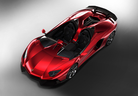 Aventador J được thừa hưởng nhiều nghiên cứu giảm trọng lượng từ “người tiền nhiệm” Aventador. Hệ thống khung gầm liền khối sợi các-bon được tái thiết kế, bao gồm hai thanh an toàn phía sau hàng ghế. Việc lược bỏ mui và kính chắn gió, hệ thống điều hòa không khí và hệ thống định vị càng khiến Aventador trở nên nhẹ hơn. Với trọng lượng khô 1.575kg, Aventador LP 700-4 đã là một chiếc xe nhẹ lý tưởng ở phân khúc siêu xe thể thao nhờ cấu trúc sợi các-bon. Aventador J được thừa hưởng nhiều nghiên cứu giảm trọng lượng từ “người tiền nhiệm” Aventador. Hệ thống khung gầm liền khối sợi các-bon được tái thiết kế, bao gồm hai thanh an toàn phía sau hàng ghế. Việc lược bỏ mui và kính chắn gió, hệ thống điều hòa không khí và hệ thống định vị càng khiến Aventador trở nên nhẹ hơn. Với trọng lượng khô 1.575kg, Aventador LP 700-4 đã là một chiếc xe nhẹ lý tưởng ở phân khúc siêu xe thể thao nhờ cấu trúc sợi các-bon.