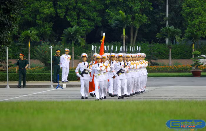 Đúng 5h 55 phút, đội nghi lễ với Quân kỳ quyết thắng tiến vào khu vực Quảng trường theo nền nhạc Tiến Bước dưới Quân kỳ đầy khí thế hào hùng.