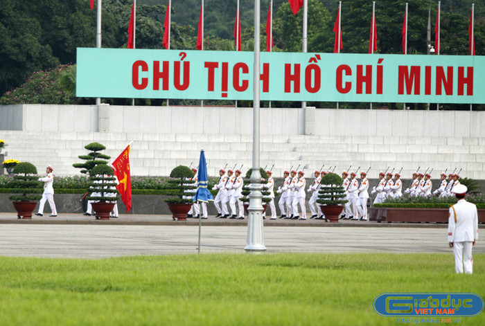 Sau khi bản Quốc ca kết thúc, đội nghi lễ hành quân qua bên trái Lăng Chủ tịch Hồ Chí Minh rồi đi qua cửa Lăng trở về điểm xuất phát. Sau khi bản Quốc ca kết thúc, đội nghi lễ hành quân qua bên trái Lăng Chủ tịch Hồ Chí Minh rồi đi qua cửa Lăng trở về điểm xuất phát.