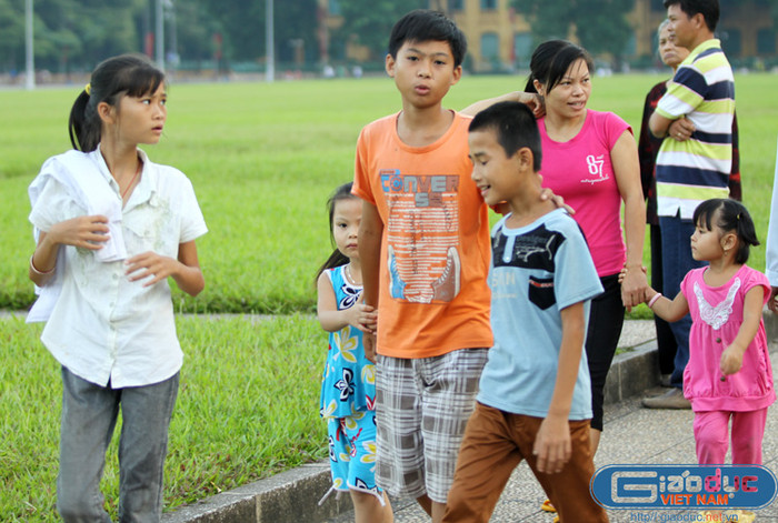 Anh em cháu Tuấn (Thanh Liêm, Hà Nam) được gia đình cho lên nhà người thân ở Hà Nội chơi Tết Độc lập, và sáng sớm nay Tuấn được mọi người đưa tới Lăng Bác chào cờ. Anh em cháu Tuấn (Thanh Liêm, Hà Nam) được gia đình cho lên nhà người thân ở Hà Nội chơi Tết Độc lập, và sáng sớm nay Tuấn được mọi người đưa tới Lăng Bác chào cờ.