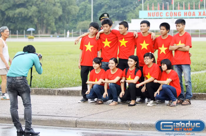 Một nhóm bạn trẻ đã đạp xe tới Quảng trường từ rất sớm với bộ trang phục cờ đỏ sao vàng.