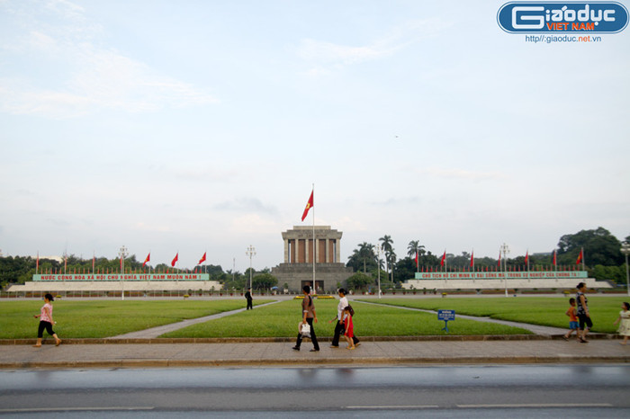 Từ sáng sớm nay, ngày Quốc khánh nước Cộng hòa xã hội chủ nghĩa Việt Nam, rất đông người dân tới Quảng trường Ba Đình lịch sử để chào cờ và vào lăng viếng Bác. Từ sáng sớm nay, ngày Quốc khánh nước Cộng hòa xã hội chủ nghĩa Việt Nam, rất đông người dân tới Quảng trường Ba Đình lịch sử để chào cờ và vào lăng viếng Bác.