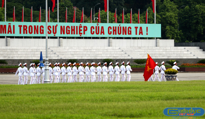 Sau khi bản Quốc ca kết thúc, đội nghi lễ hành quân qua bên trái Lăng Chủ tịch Hồ Chí Minh rồi đi qua cửa Lăng trở về điểm xuất phát. Sau khi bản Quốc ca kết thúc, đội nghi lễ hành quân qua bên trái Lăng Chủ tịch Hồ Chí Minh rồi đi qua cửa Lăng trở về điểm xuất phát.