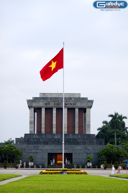 Lá Quốc kỳ rộng 27 mét vuông tung bay trong sớm ban mai ngày Quốc khánh. Lá Quốc kỳ rộng 27 mét vuông tung bay trong sớm ban mai ngày Quốc khánh.