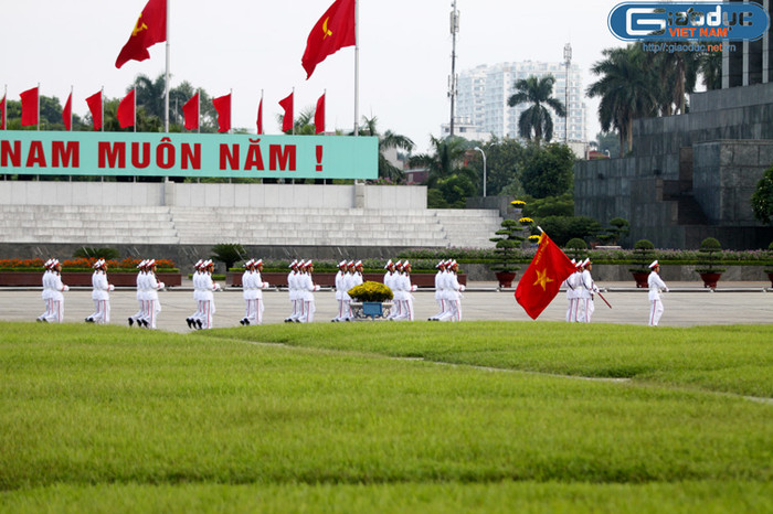 Thời gian chào cờ bắt đầu lúc 6 giờ trong thời gian từ 1/4 đến 30/9; từ 1/10 đến 31/3 năm sau thời gian chào cờ bắt muộn hơn, vào lúc 6h30. Vào buổi tối, lễ hạ cờ được tiến hành vào lúc 21h, không thay đổi. Thời gian chào cờ bắt đầu lúc 6 giờ trong thời gian từ 1/4 đến 30/9; từ 1/10 đến 31/3 năm sau thời gian chào cờ bắt muộn hơn, vào lúc 6h30. Vào buổi tối, lễ hạ cờ được tiến hành vào lúc 21h, không thay đổi.