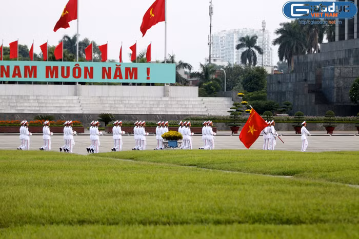 Thời gian chào cờ bắt đầu lúc 6 giờ trong thời gian từ 1/4 đến 30/9; từ 1/10 đến 31/3 năm sau thời gian chào cờ bắt muộn hơn, vào lúc 6h30. Vào buổi tối, lễ hạ cờ được tiến hành vào lúc 21h, không thay đổi.