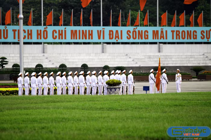 Dừng lại trước cột cờ và chào cờ.