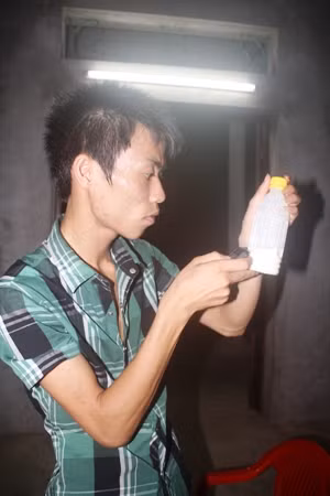 Một hộp sữa đã được gia đình chị Hồng cho ra lọ với nhiều những con vật lạ được cho là đỉa trong sữa.