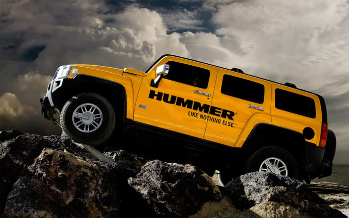 Rất ít loại xe khiến người ta dễ nhận ra như xe thể thao việt dã Hummer: gồ ghề, mãnh mẽ đầy vẻ đe dọa – những nét kế thừa từ nguyên mẫu xe chuyên dụng của quân đội Mỹ. Rất ít loại xe khiến người ta dễ nhận ra như xe thể thao việt dã Hummer: gồ ghề, mãnh mẽ đầy vẻ đe dọa – những nét kế thừa từ nguyên mẫu xe chuyên dụng của quân đội Mỹ.