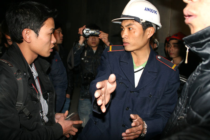 Một số bảo vệ của công trường đã đẩy phóng viên, gạt máy ảnh khi các phóng viên tác nghiệp. Một số bảo vệ của công trường đã đẩy phóng viên, gạt máy ảnh khi các phóng viên tác nghiệp.