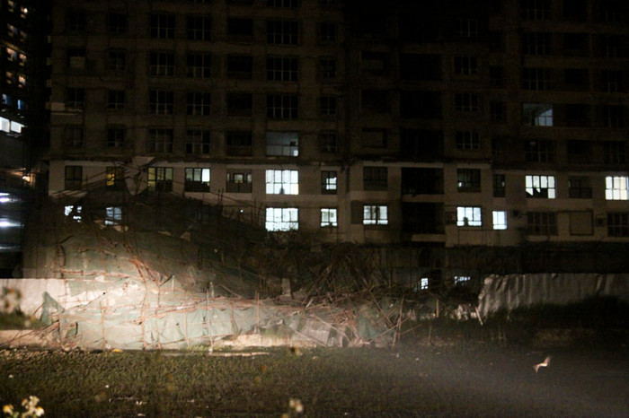 Sau đó, nhóm phóng viên phải vào trụ sở CA phường Mỗ Lao cách đó khoảng 200m để nhờ can thiệp bảo vệ an ninh. Sau đó, nhóm phóng viên phải vào trụ sở CA phường Mỗ Lao cách đó khoảng 200m để nhờ can thiệp bảo vệ an ninh.