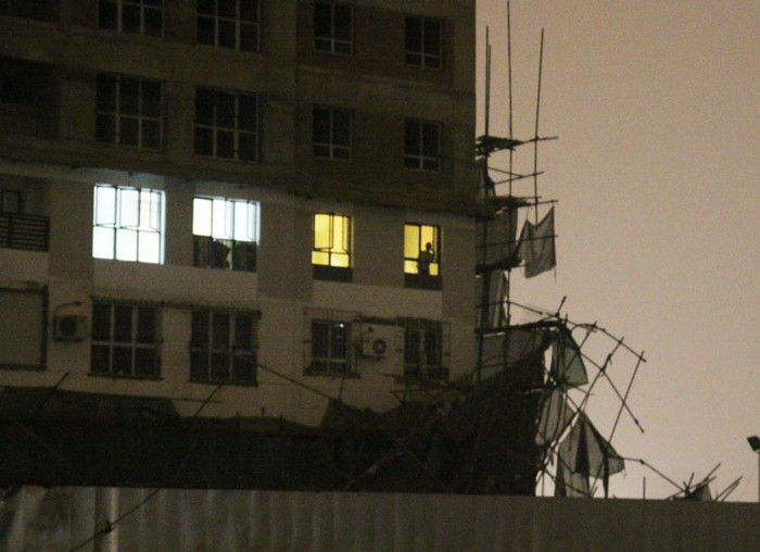 Thông tin từ những nhân chứng cho hay, đã có ít nhất 7 công nhân đã được đưa đi cấp cứu. Thông tin từ những nhân chứng cho hay, đã có ít nhất 7 công nhân đã được đưa đi cấp cứu.