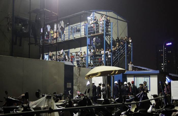 Vụ tai nạn lao động nghiêm trọng khiến rất đông công nhân của công trình này hoảng loạn Vụ tai nạn lao động nghiêm trọng khiến rất đông công nhân của công trình này hoảng loạn