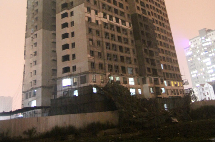 Phía dưới của tòa nhà là ruộng rau muống lầy lội. Phía dưới của tòa nhà là ruộng rau muống lầy lội.