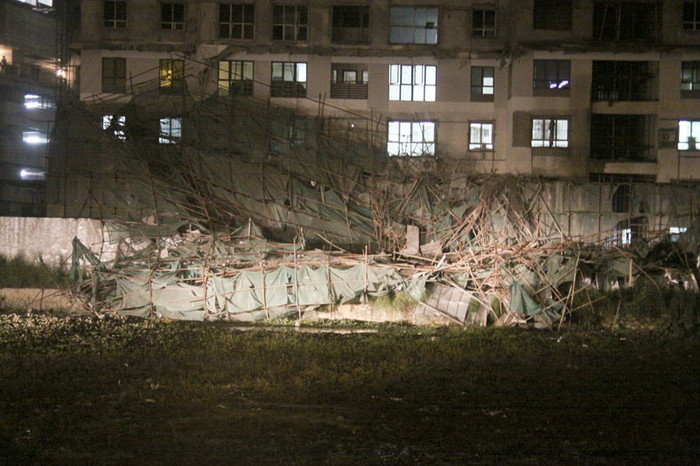 Các nhân chứng cho biết công nhân đang thi công lăn sơn bả trắng ở tầng 9 của tòa nhà thì xảy ra sập dàn giáo. Các nhân chứng cho biết công nhân đang thi công lăn sơn bả trắng ở tầng 9 của tòa nhà thì xảy ra sập dàn giáo.