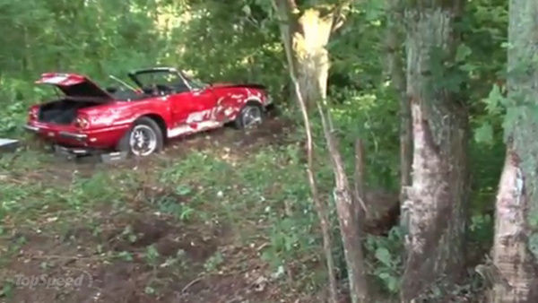 Siêu xe hiếm Ferrari 365 GTS / 4 bị hư hỏng nghiêm trọng sau khi đâm vào gốc cây.