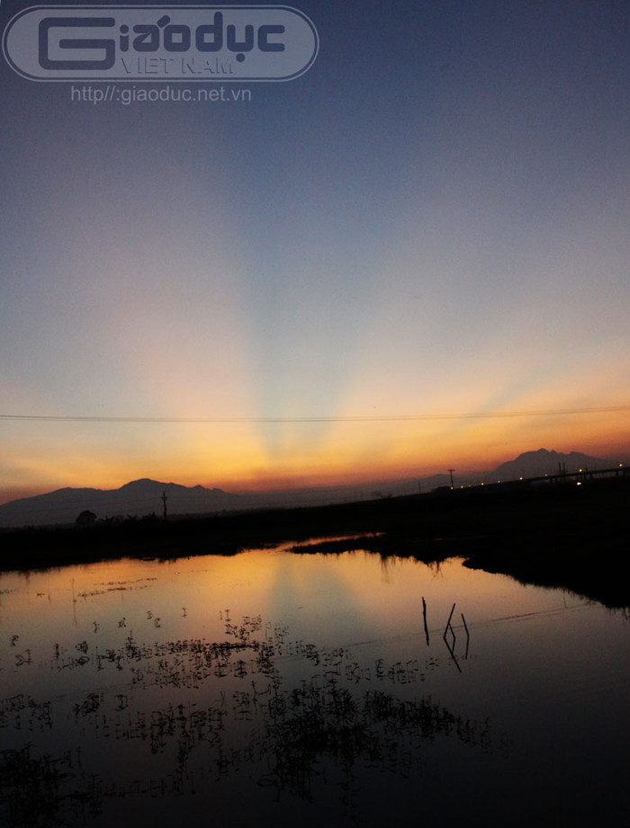 Từ phía thị trấn Quốc Oai nhìn về phía Ba Vì khi mặt trời khuất bóng, những "nan quạt" lại soi bóng bên những cánh đồng đang ngày đổ ải. Từ phía thị trấn Quốc Oai nhìn về phía Ba Vì khi mặt trời khuất bóng, những "nan quạt" lại soi bóng bên những cánh đồng đang ngày đổ ải.