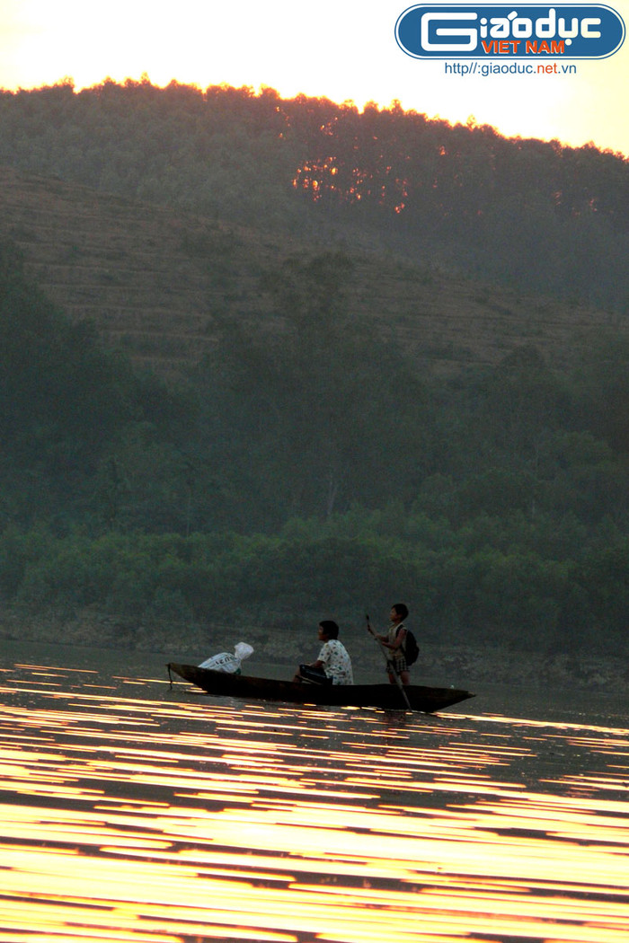 Vượt Đà Giang về với ốc đảo. Vượt Đà Giang về với ốc đảo.