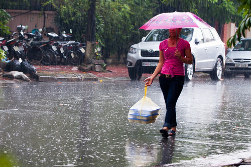 Một số địa phương miền núi và các tỉnh bắc bộ hôm nay trời mưa, nhiệt độ giảm có nơi 16 độ C. (Ảnh minh họa)