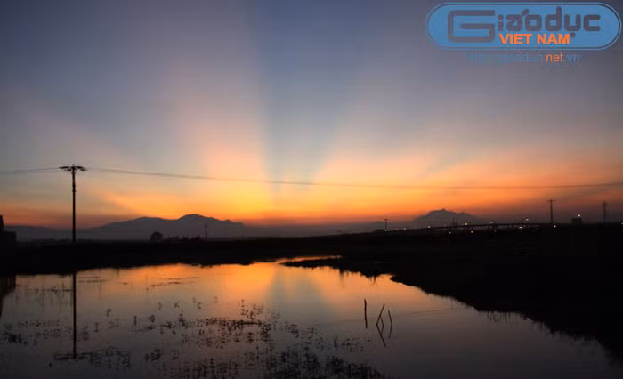 Quốc Oai đang đô thị hóa một cách nhanh chóng. Xa xa là những chiếc cầu vượt bắc ngang Đại lộ Thăng Long.