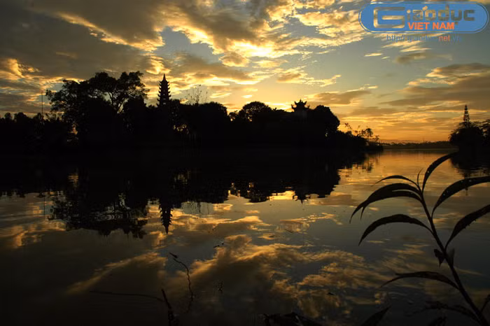 Nằm trong cụm di tích đền, chùa thờ Vương phi của Lý Bí, chùa Đại Bi như một ốc đảo bên nền trời lúc hoàng hôn. Khó có thể nhận ra đâu là mặt nước, đâu là bầu trời.
