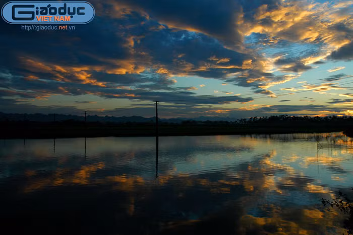 Như bức tranh thủy mặc, khi mặt trời xuống núi, bầu trời như gần hơn nơi tây nam thành phố - địa phận xã Phù Lưu, huyện Ứng Hòa, TP. Hà Nội.