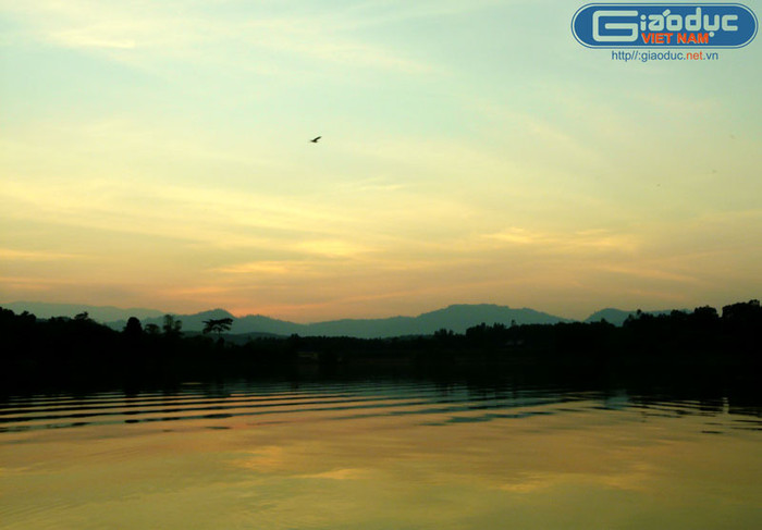 Khúc Đà Giang chảy qua huyện Ba Vì khi mặt trời xuống núi, khi khói bếp chiều nổi, người xa xứ như chạnh lòng, man mác buồn nhìn cánh cò bay về tổ ấm. Khúc Đà Giang chảy qua huyện Ba Vì khi mặt trời xuống núi, khi khói bếp chiều nổi, người xa xứ như chạnh lòng, man mác buồn nhìn cánh cò bay về tổ ấm.