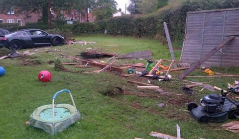 Hiện trường vụ tai nạn với đống đổ nát nằm ngổn ngang.