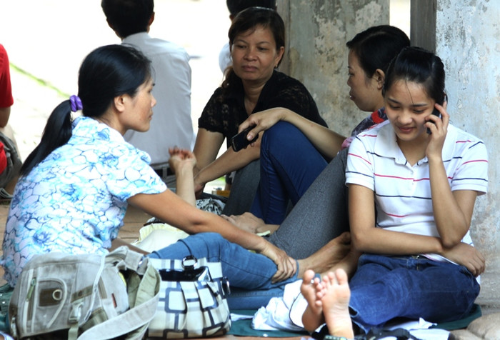 Tại khu vực chùa Láng, nhiều bậc phụ huynh và sĩ tử chọn làm nơi nghỉ ngơi. XEM ĐÁP ÁN MÔN VĂN KHỐI D 2012 - ĐÁP ÁN MÔN SINH KHỐI B 2012 - ĐÁP ÁN ĐỀ THI VĂN KHỐI C 2012 Tại khu vực chùa Láng, nhiều bậc phụ huynh và sĩ tử chọn làm nơi nghỉ ngơi. XEM ĐÁP ÁN MÔN VĂN KHỐI D 2012 - ĐÁP ÁN MÔN SINH KHỐI B 2012 - ĐÁP ÁN ĐỀ THI VĂN KHỐI C 2012