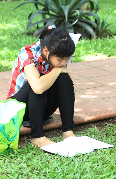 Bạn Thúy (quê Thanh Oai, Hà Nội) được anh trai đưa đi thi, nhưng anh của Thúy cũng phải đi làm nên bạn đem theo túi cơm nấu sẵn từ sáng. Thúy muốn tận dụng thời gian nghỉ để xem lại đề bài môn văn và xem lại bài cũ một lần nữa trước khi vào giờ thi buổi chiều. XEM ĐÁP ÁN MÔN VĂN KHỐI D 2012 - ĐÁP ÁN MÔN SINH KHỐI B 2012 - ĐÁP ÁN ĐỀ THI VĂN KHỐI C 2012 Bạn Thúy (quê Thanh Oai, Hà Nội) được anh trai đưa đi thi, nhưng anh của Thúy cũng phải đi làm nên bạn đem theo túi cơm nấu sẵn từ sáng. Thúy muốn tận dụng thời gian nghỉ để xem lại đề bài môn văn và xem lại bài cũ một lần nữa trước khi vào giờ thi buổi chiều. XEM ĐÁP ÁN MÔN VĂN KHỐI D 2012 - ĐÁP ÁN MÔN SINH KHỐI B 2012 - ĐÁP ÁN ĐỀ THI VĂN KHỐI C 2012