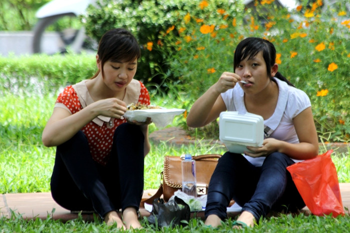 Hai chị em Thúy (thi Sư phạm mầm non) thì chọn cơm rang cho chắc dạ. XEM ĐÁP ÁN MÔN VĂN KHỐI D 2012 - ĐÁP ÁN MÔN SINH KHỐI B 2012 - ĐÁP ÁN ĐỀ THI VĂN KHỐI C 2012 Hai chị em Thúy (thi Sư phạm mầm non) thì chọn cơm rang cho chắc dạ. XEM ĐÁP ÁN MÔN VĂN KHỐI D 2012 - ĐÁP ÁN MÔN SINH KHỐI B 2012 - ĐÁP ÁN ĐỀ THI VĂN KHỐI C 2012