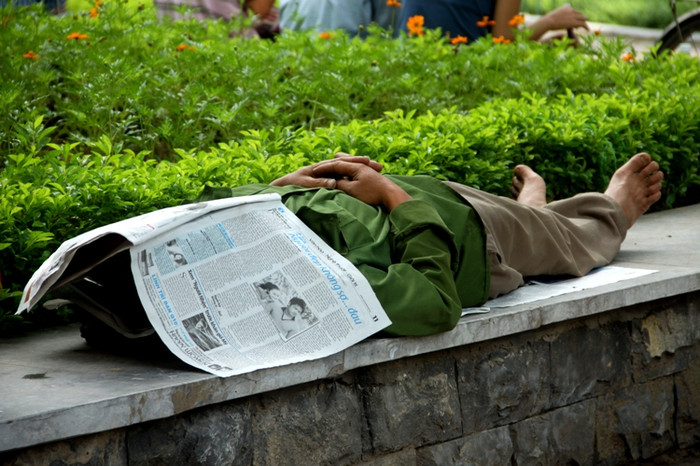 Một ông bố đưa con đi thi nằm ngủ ngay thềm đá tại công viên trước cổng Trường ĐH Thủy lợi. XEM ĐÁP ÁN MÔN VĂN KHỐI D 2012 - ĐÁP ÁN MÔN SINH KHỐI B 2012 - ĐÁP ÁN ĐỀ THI VĂN KHỐI C 2012 Một ông bố đưa con đi thi nằm ngủ ngay thềm đá tại công viên trước cổng Trường ĐH Thủy lợi. XEM ĐÁP ÁN MÔN VĂN KHỐI D 2012 - ĐÁP ÁN MÔN SINH KHỐI B 2012 - ĐÁP ÁN ĐỀ THI VĂN KHỐI C 2012