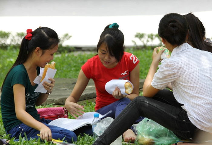 Nhóm bạn Nhung (áo đỏ) thi vào ĐH Sư phạm Hà Nội 1 (quê ở Bình Lục, Hà Nam) quây bên nhau vừa ăn bánh mỳ vừa xem lại bài vở trước giờ vào thi môn toán chiều nay. Cả 4 bạn đều trọ ở Giáp Bát nên ở lại trường là cách tốt nhất để tiết kiệm thời gian. XEM ĐÁP ÁN MÔN VĂN KHỐI D 2012 - ĐÁP ÁN MÔN SINH KHỐI B 2012 - ĐÁP ÁN ĐỀ THI VĂN KHỐI C 2012 Nhóm bạn Nhung (áo đỏ) thi vào ĐH Sư phạm Hà Nội 1 (quê ở Bình Lục, Hà Nam) quây bên nhau vừa ăn bánh mỳ vừa xem lại bài vở trước giờ vào thi môn toán chiều nay. Cả 4 bạn đều trọ ở Giáp Bát nên ở lại trường là cách tốt nhất để tiết kiệm thời gian. XEM ĐÁP ÁN MÔN VĂN KHỐI D 2012 - ĐÁP ÁN MÔN SINH KHỐI B 2012 - ĐÁP ÁN ĐỀ THI VĂN KHỐI C 2012