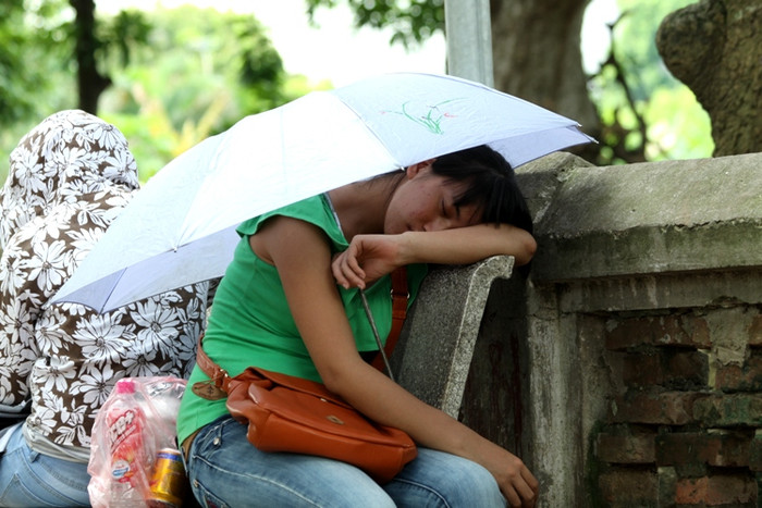 Một sĩ tử tranh thủ ngồi ngủ trên ghế đá tại chùa Láng. XEM ĐÁP ÁN MÔN VĂN KHỐI D 2012 - ĐÁP ÁN MÔN SINH KHỐI B 2012 - ĐÁP ÁN ĐỀ THI VĂN KHỐI C 2012 Một sĩ tử tranh thủ ngồi ngủ trên ghế đá tại chùa Láng. XEM ĐÁP ÁN MÔN VĂN KHỐI D 2012 - ĐÁP ÁN MÔN SINH KHỐI B 2012 - ĐÁP ÁN ĐỀ THI VĂN KHỐI C 2012