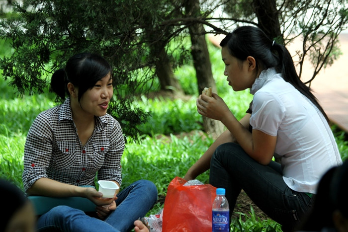 Dưới cái nắng gắt của Hà Nội trưa ngày 9/7, hai chị em nhà Mai (quê Thanh Hóa) chọn cho mình khuôn viên trong Trường ĐH Sư phạm Hà Nội 1 để nghỉ trưa thay vì bắt xe buýt về nhà. Hai chị em Mai chọn "thực đơn" bữa trưa cho mình là bánh mì + sữa chua. XEM ĐÁP ÁN MÔN VĂN KHỐI D 2012 - ĐÁP ÁN MÔN SINH KHỐI B 2012 - ĐÁP ÁN ĐỀ THI VĂN KHỐI C 2012 Dưới cái nắng gắt của Hà Nội trưa ngày 9/7, hai chị em nhà Mai (quê Thanh Hóa) chọn cho mình khuôn viên trong Trường ĐH Sư phạm Hà Nội 1 để nghỉ trưa thay vì bắt xe buýt về nhà. Hai chị em Mai chọn "thực đơn" bữa trưa cho mình là bánh mì + sữa chua. XEM ĐÁP ÁN MÔN VĂN KHỐI D 2012 - ĐÁP ÁN MÔN SINH KHỐI B 2012 - ĐÁP ÁN ĐỀ THI VĂN KHỐI C 2012