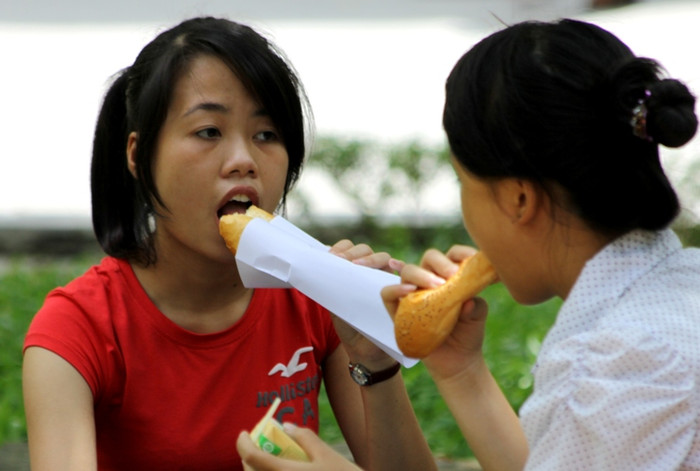 Đa số các bạn thí sinh chọn cho mình thứ "lành" bụng nhất là bánh mì và sữa hộp, ăn tại khuôn viên điểm thi để có thời gian ôn bài và nghỉ ngơi được nhiều hơn. XEM ĐÁP ÁN MÔN VĂN KHỐI D 2012 - ĐÁP ÁN MÔN SINH KHỐI B 2012 - ĐÁP ÁN ĐỀ THI VĂN KHỐI C 2012 Đa số các bạn thí sinh chọn cho mình thứ "lành" bụng nhất là bánh mì và sữa hộp, ăn tại khuôn viên điểm thi để có thời gian ôn bài và nghỉ ngơi được nhiều hơn. XEM ĐÁP ÁN MÔN VĂN KHỐI D 2012 - ĐÁP ÁN MÔN SINH KHỐI B 2012 - ĐÁP ÁN ĐỀ THI VĂN KHỐI C 2012