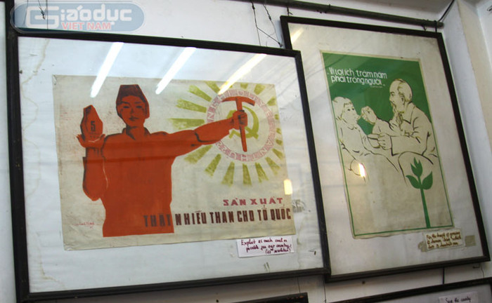 Chủ nhân của cửa hàng này - bác Đinh Thị Lượng cho hay, du khách nước ngoài họ khâm phục Việt Nam đã đánh thắng 2 đế quốc hàng đầu thế giới. Họ không hiểu vì sao lại như vậy, và họ đi tìm nguyên nhân, sưu tập những "vũ khí" của dân tộc ta và những bức tranh cổ động tinh thần chính là một trong những thứ vũ khí ấy. Chủ nhân của cửa hàng này - bác Đinh Thị Lượng cho hay, du khách nước ngoài họ khâm phục Việt Nam đã đánh thắng 2 đế quốc hàng đầu thế giới. Họ không hiểu vì sao lại như vậy, và họ đi tìm nguyên nhân, sưu tập những "vũ khí" của dân tộc ta và những bức tranh cổ động tinh thần chính là một trong những thứ vũ khí ấy.